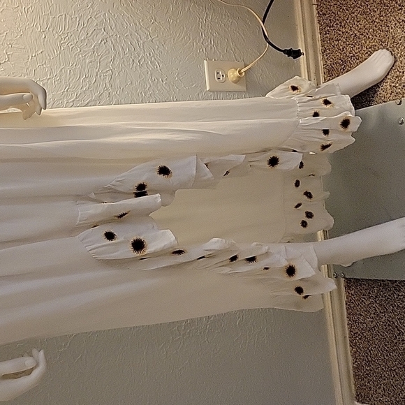 J FOR JUSTIFY White Off Shoulder Embroidered Hi-Lo Walk Through Peasant Dress - Picture 6 of 11